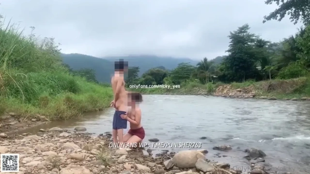 คลิปหลุด Nicky_yes Onlyfans ล่อเสียวกับแบบเอาท์ดอร์เด็ดๆกันที่ริมน้ำ ยืนเอาควยให้โม๊คเสียวๆก่อนจับกระเด้าหีรัวๆแบบไม่ยั้งเลย
